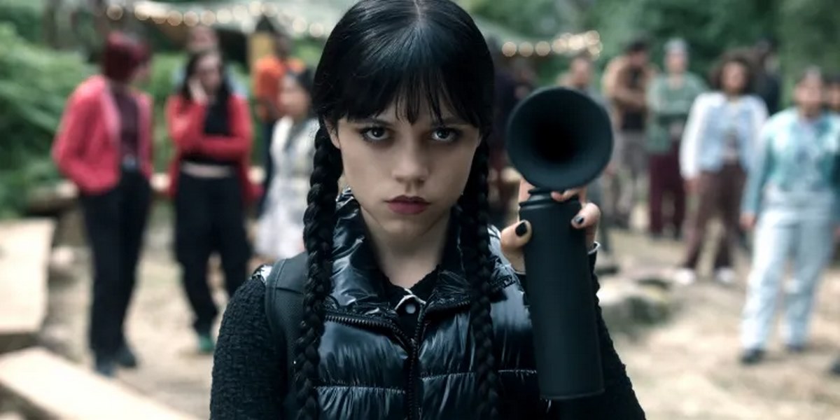 wednesday-season-2-wednesday-with-black-air-horn-copy-1 نقد فصل دوم سریال ونزدی