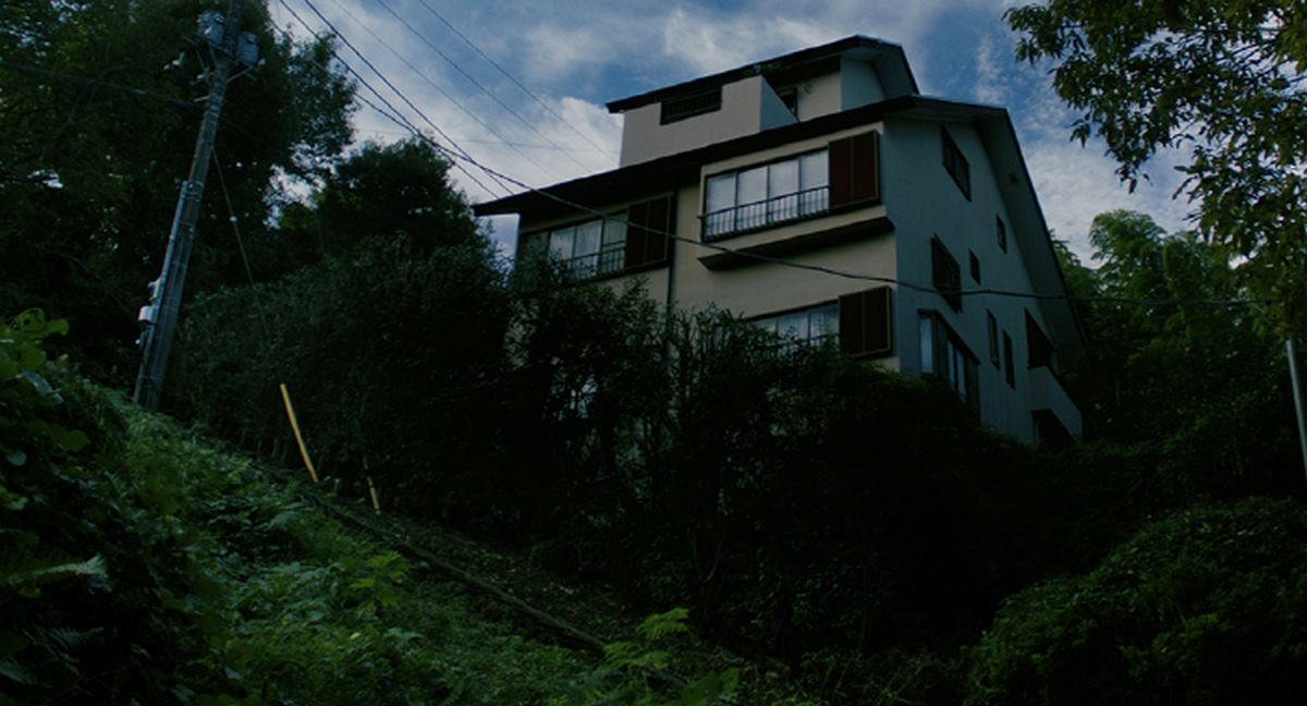 sayuri-ghost-house-is-real-three-story-mansionselling-6511102-copy نقد فیلم خانه سائوری